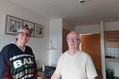 Den syner ikke af meget, den lille sensor i loftet i Leif Jørgensens lejlighed på Engholmcentret. Sensoren følger med i hans gøren og laden og fortæller personalet, hvis han til eksempel skulle falde. Centerleder Heidi Duelund Rudbjerg ser også den nye teknologi som et middel til at skabe mere tryghed på plejecentret i Sdr. Felding.