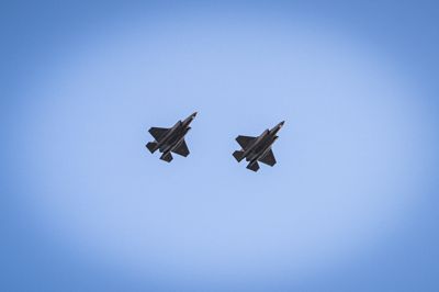 Købet af en række F-35-kampfly er blevet 14 milliarder kroner dyrere end ventet, og det medfører kritik af Forsvarsministeriet.
