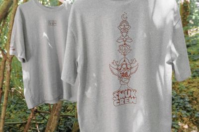 Sådan ser de frivilliges crew t-shirts ud til dette års Smukfest. De er lavet af genanvendte tekstiler og plastikflasker.