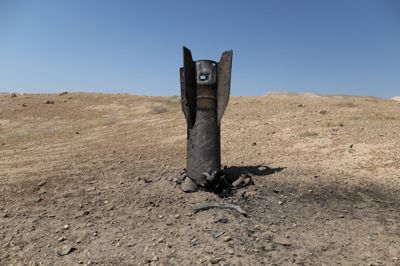 En del af et missil stikker op af jorden efter et iransk angreb på Vestbredden.