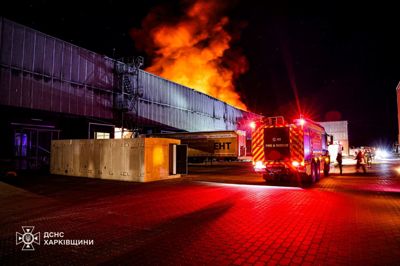 Brandfolk arbejdede mandag på at slukke en brand på et sorteringscenter i Kharkiv. Billedet er delt af Ukraines statslige beredskabstjeneste. Ifølge AFP er der de seneste måneder blevet kortere mellem de russiske angreb i Ukraine.
