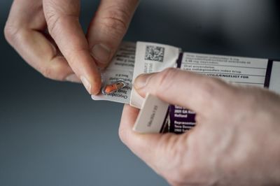 Opioider findes både som piller, pulver og væske. Der er tale om stærkt smertestillende stoffer, der påvirker hjernen og dæmper både smerte og ubehagelige følelser.