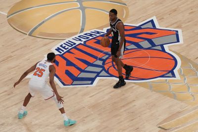 Efter to nederlag vandt San Antonio Spurs det tredje opgør i finaleserien i NBA. Dermed står det nu 2-1 til New York Knicks i finaleserien, der afgøres i formatet bedst af syv kampe.
