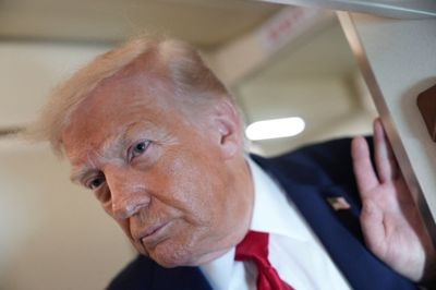 USA's præsident, Donald Trump, ses 5. juni på Air Force One udtale sig til journalister, der var med på flyet. Meningsmåling fra de seneste dage viser, at 35 procent af amerikanerne støtter hans præstation i Det Hvide Hus.