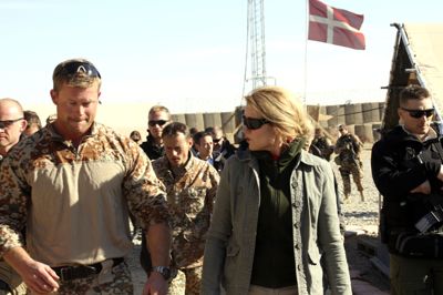 Statsminister Helle Thorning-Schmidt hilser på de danske soldater under sit besøg i Afghanistan januar 2012.
