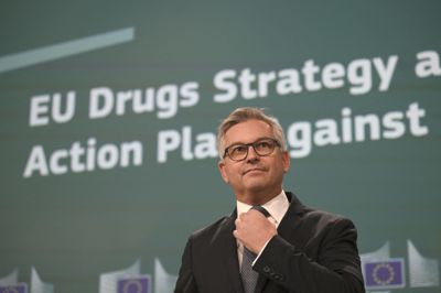 Mindst 7.600 personer skønnes sidste år at være døde i Europa som følge af en overdosis. EU-kommissær for indre anliggender, Magnus Brunner, varsler en skærpet indsats over for smugling af narkotika