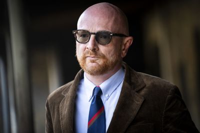 Mads Brügger fik i maj en bøde på 50.000 kroner af Københavns Byret, som vurderede, at han og to journalister brød et navneforbud i en artikelserie. Han og journalisterne anker.