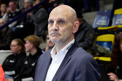 - Vi tror på, at en ny start kan give energi, tro og retning på tingene, når vi møder ind igen. Der var behov for at lave det her skifte, siger BSH-direktør Jesper Schou om fyringen af cheftræner Simon Sørensen.
