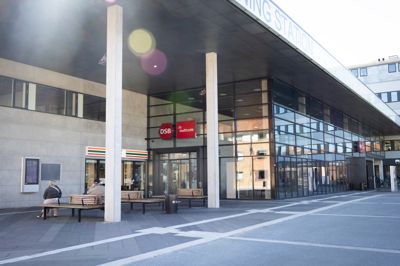 En 43-årig mand blev slået flere gange i hovedet på Banegårdspladsen i Herning, og efter et grundlovsforhør blev to unge mænd varetægtsfængslet i sagen.