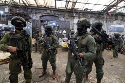 Israelske soldater patruljerer i Nablus på Vestbredden.