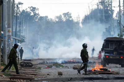 Politibetjente ses på gaden under en demonstration mod et amerikansk karantænecenter i Kenya tirsdag.