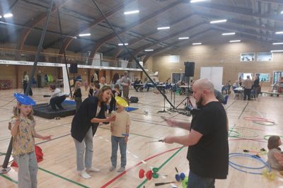 Familien Bang Fischer var kørt fra Snejbjerg til Kibæk for at være med i Kibæk Cirkusklubs workshop. Isabella med den blå tallerken og søsteren Alberte fik hjælp af deres mor Hanne mens Simon Bang Fischer forsøgte sig med djævlespil.