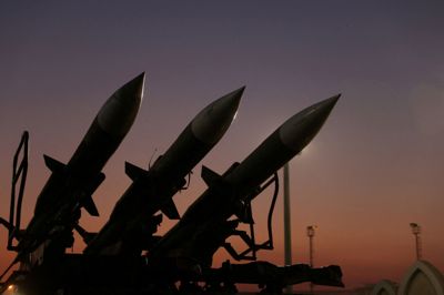 Iranske missiler står udstillet ved et museum i Irans hovedstad, Teheran. Irans Revolutionsgarde melder natten til onsdag at have rette angreb mod flere amerikanske militærbaser i Mellemøsten.