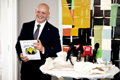 Jakob Engel-Schmidt (M) er i dag skatte- og vækstminister. Før det var han kulturminister, men den post har han overdraget til Zenia Stampe fra De Radikale. Engel-Schmidt indkalder detailbranchen til et møde på mandag.