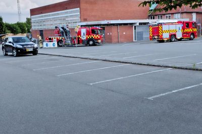 Politi og brandvæsen var talstærkt til stede på Mølleskolen i Ry tirsdag aften ved 22-tiden, da en yngre kvinde blev set på taget.
