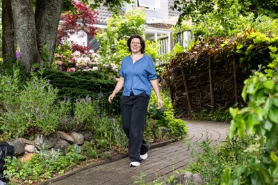 Aleksandra Kudojares liv har forandret sig, efter hun for otte år siden fik øjnene op for permakulturhaver. Et sigte, som gavner praktisk talt alt i livet. Det er både muligt at booke en rundtur i haven på Blichersvej og at få undervisning af Aleksandra Kudojare, som også tager rundt i landet og møder andre med permakulturhaver.