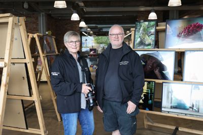 Forperson Sonja Mortensen og bestyrelsesmedlem Flemming Scully fra Herning Fotoklub mødtes tirsdag på biblioteket i Østergade for at fortælle om fotoklubbens aktuelle udstilling med temaet »Når vi mødes«.