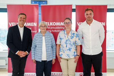 Fire glade modtagere af Herning Folkeblads Fonds fire priser er fra venstre Karl-Henrik Lysgaard, direktør i møbelvirksomheden 2-Connect, Anna Søndergaard, mangeårig gymnastikinstruktør i Hammerum- Gjellerup, uddannelsesleder Lene Borg, repræsentant for Handelsgymnasiet Ikast-Brande og Morten Poulsen, ishockeyspiller i Herning Blue Fox.