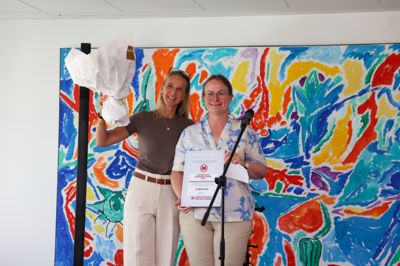Medlem af fondsbestyrelsen Christina Hembo (t.v.) overrakte på vegne af fonden Uddannelsesprisen til leder på Handelsgymnasiet Ikast-Brande, Lene Borg.
