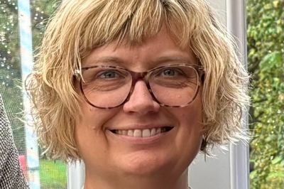 Organist Marianne Bak Mikkelsen fra Herborg Kirke giver sommerkoncert på kirkens orgel og ved klaveret. Hun beder deltagerne synge på på sangene.