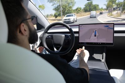 Teslas FSD-system fungerer, uden at føreren behøver betjene rat, knapper eller pedaler. Men man skal være klar til at gribe ind, hvis det er påkrævet.