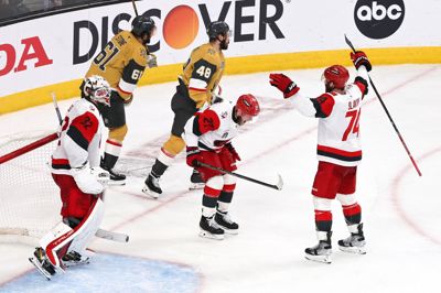 Nikolaj Ehlers skriger sin glæde ud efter at have sat pucken i et tomt net og sikret Carolina Hurricanes sejren på 5-3 ude over Vegas Golden Knights.