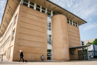 To ud af syv, der er anholdt i en sag om en panserværnsraket affyret mod et hus, er onsdag blevet fremstillet i grundlovsforhør i Retten i Glostrup med krav om varetægtsfængsling.