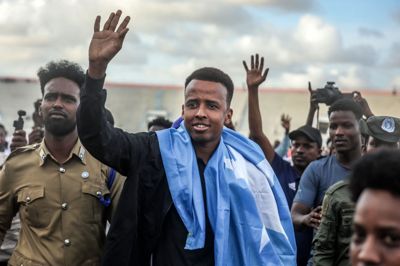 Omar Artan blev onsdag modtaget af mere end 100 tilhængere i Mogadishu, skriver AFP.