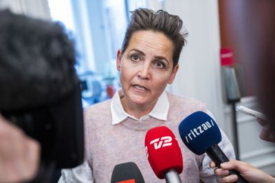 Pia Olsen Dyhr (SF) forsvarer ansættelse af rådgiver, der forlod hendes parti efter en MeToo-sag i 2020, med, at der er gået seks år siden.