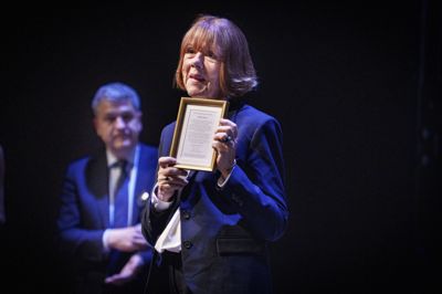 Giséle Pelicot har onsdag aften modtaget en dansk menneskerettighedspris i Nørrebro Teater.