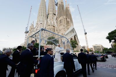 Pave Leo er onsdag på besøg i Sagrada Familia i Barcelona.