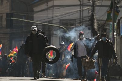 Demonstranter med dæk og pap, som de bruger til at bygge bål på gaden under demonstrationer i Bolivias administrative hovedstad, La Paz.