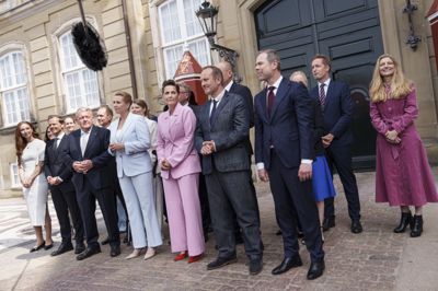 En uge inden Folkemødet nåede regeringsforhandlingerne til vejs ende, og onsdag 3. juni blev den nye regerings ministre præsenteret foran Amalienborg. Det er ikke alle 21 ministre, der deltager i Folkemødet i år. Seks bliver hjemme.