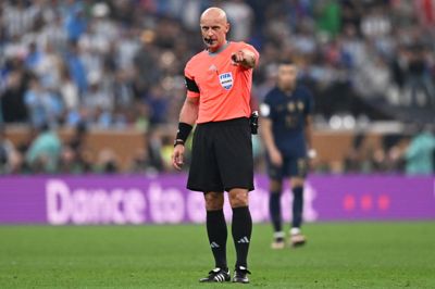 Finaledommeren fra VM i 2022, polske Szymon Marciniak, og de øvrige dommere ved VM i USA, Mexico og Canada får nye muligheder for at skabe mere flow i kampene.