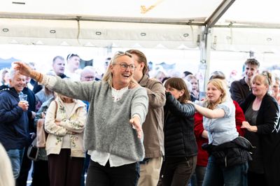 Kandis-Johnny fik branditterne op af stolene ved årets Brande Marked. Her er de i gang med at danse i »futtog« gennem teltet.