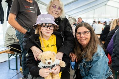 11-årige Diana Olesen havde taget sin Kandis-bamse med til koncert. Og hendes mor, Anne Grethe Olesen (t.h.), og plejemor, Helle Munk, havde også fået lov at komme med.