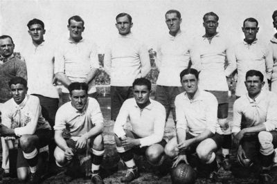 1930 i Uruguay:
Uruguay havde vundet OL-guld i både 1924 og 1928 og havde status som verdens stærkeste landshold. Det var derfor meget passende, at den første VM-slutrunde blev placeret her, men kun 12 andre lande fandt det umagen værd at deltage.
Af dem var der blot fire fra Europa, nemlig Frankrig, Jugoslavien, Belgien og Rumænien, der tog den to uger lange færgetur til Sydamerika.
Mens europæerne plejede deres stive ben efter den lange rejse, strøg værtsnationen og naboen Argentina i suveræn stil i finalen, som Uruguay vandt med 4-2 i Montevideo.
Verdensmester: Uruguay.
Topscorer: Guillermo Stábile (Argentina), 8 mål.