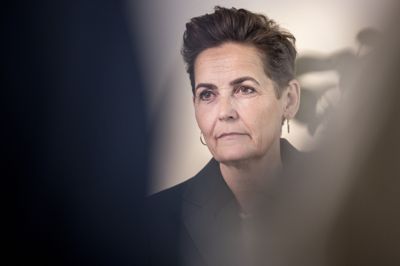 Økonomi- og indenrigsministeren Pia Olsen Dyhr (SF) har genansat en personlig rådgiver, der tidligere har været involveret i en sag om upassende adfærd i SF. Den betydning møder kritik fra SF's rådmand på Frederiksberg og formanden for lokalforeningen.