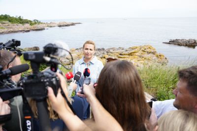 Statsminister Mette Frederiksen (S) holder kort pressemøde på Folkemødet i Allinge.