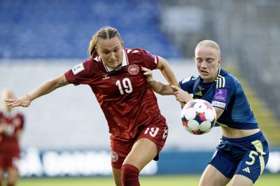 Danmarks Cecilia Fløe scorede sit første landsholdsmål mod Sverige. Hun har nu sagt farvel til sin klub, Napoli, og skal fremover spille i tyske Wolfsburg.