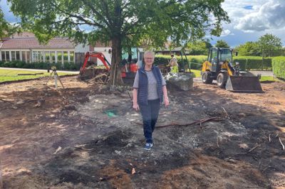 Formanden for aktivitetsrådet på Bavnehøj, Jonna Rehde, står her i gårdhaven, hvor håndværkerne er i fuld sving.