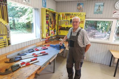 Henning Henriksen i sit værksted hjemme ved Kibæk, hvor han stadig løser opgaver for entreprenørfirmaet Søren Knudsen A/S efter 50 års ansættelse.