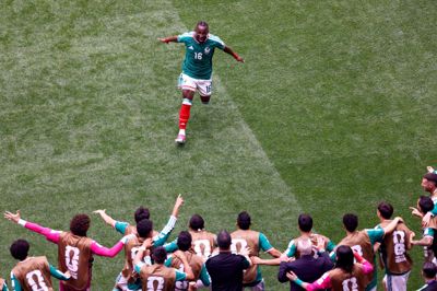 Mexicos angrebsivrige kantspiller Julian Quinones scorede det første mål ved VM i åbningskampen mod Sydafrika. Mexico vandt kampen 2-0.