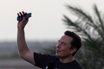 Elon Musk står til at blive endnu rigere, når hans selskab SpaceX fredag bliver børsnoteret.