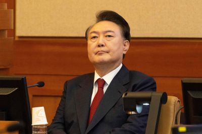 Sydkoreas tidligere præsident Yoon Suk-yeol afsoner allerede en livstidsdom, som han blev idømt som følge af en ordre om undtagelsestilstand i december 2024. Fredag blev han idømt yderligere 30 års fængsel for at have givet ordre til en droneoperation i Nordkorea.