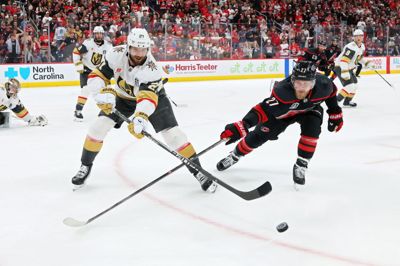 Nikolaj Ehlers (til højre) og Carolina Hurricanes fører finaleserien mod Vegas Golden Knights med 3-2 efter de fem første kampe. Natten til mandag mødes de to hold igen.