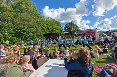 Sommerrytme og Sommerdans fra Vind og Sørvad deltog med opvisninger undervejs i Sørvad Byfest.