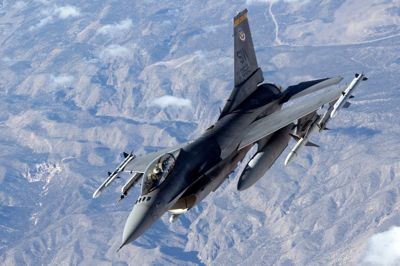 USA vil blandt andet andet fjerne et stort antal jagerfly fra Europa. Her ses et amerikansk F-16.
