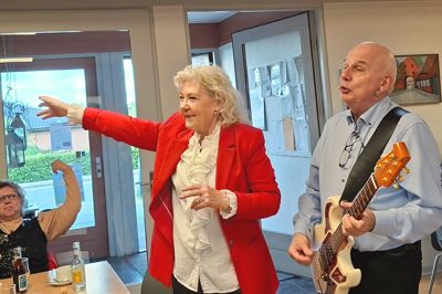 Den efterhånden 75-årige Klaus Strand-Holm og hustruen Karin var i topform, da de gæstede Vinderup Aktivcenter med den musikalske selskabsleg »Tip et hit«.