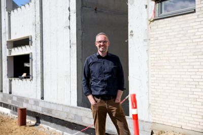 CEO Stefan Smidt Clausen foran byggeriet af de to længer, som gør domicilet i Ikast endnu større. Byggeriet går planmæssigt frem, og i bygningerne vil IBF's historie kunne betragtes, når det hele står færdig.